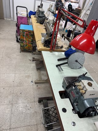 Lote de tres maquinas de coser industriales....