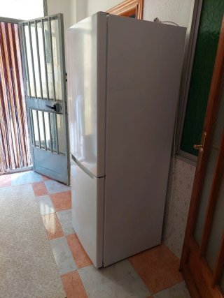 Nevera con congelador blanca