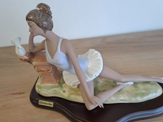 Figura porcelana bailarina con paloma