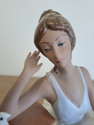 Figura porcelana bailarina con paloma