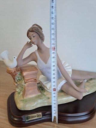 Figura porcelana bailarina con paloma