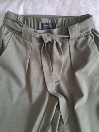 Pantalón verde con cinturón