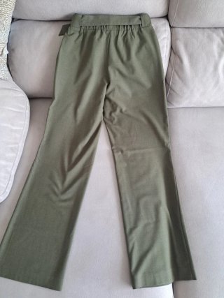 Pantalón verde con cinturón