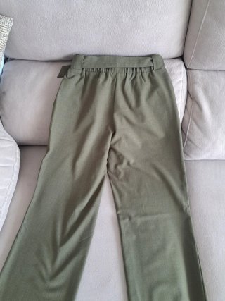 Pantalón verde con cinturón