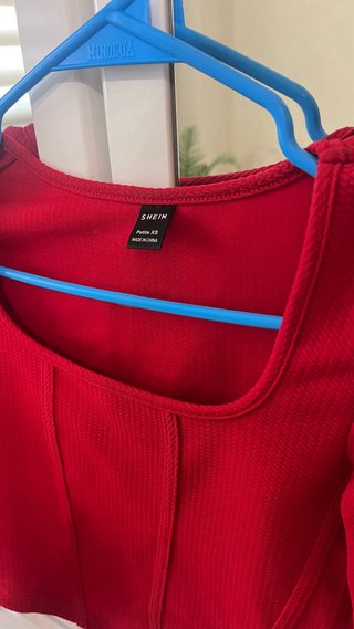 Top rojo manga larga ceñido al cuerpo