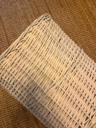 Cesto de mimbre blanco