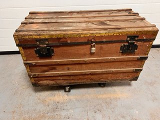 Baúl antiguo de madera y metal