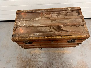 Baúl antiguo de madera y metal