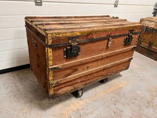 Baúl antiguo de madera y metal