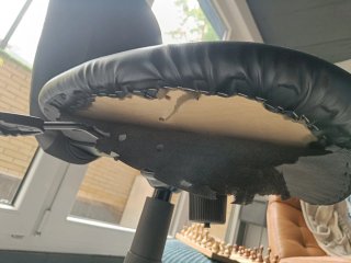 Silla de oficina ergonómica negra.