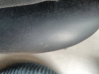 Silla de oficina ergonómica negra.
