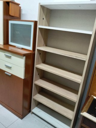 Estantería de madera y cristal
