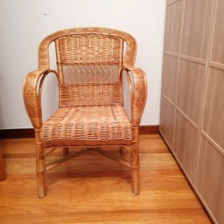 Silla de mimbre y madera