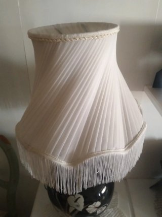 Lámpara de porcelana negra con pantalla de tela