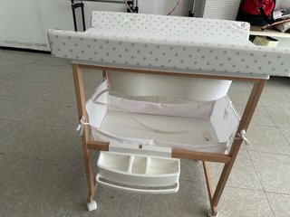 Cambiador con bañera para bebé