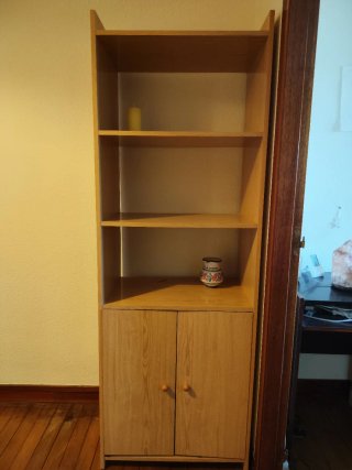 Armario de madera con puertas