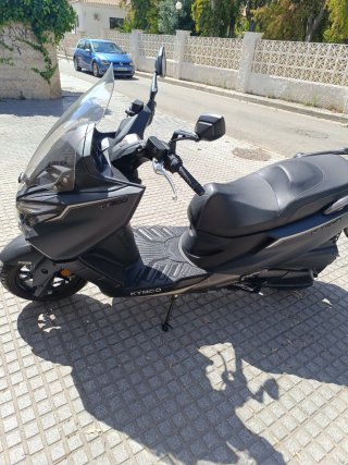 Scooter Kymco Negra y Plateada