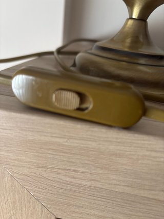 Lámpara de mesa dorada y beige