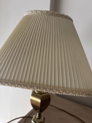 Lámpara de mesa dorada y beige