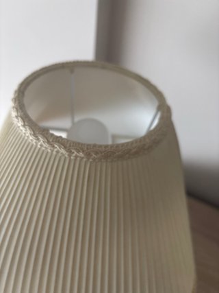 Lámpara de mesa dorada y beige
