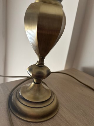 Lámpara de mesa dorada y beige