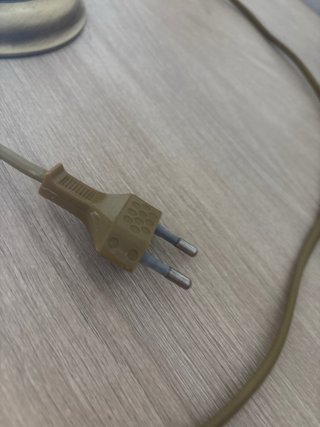 Lámpara de mesa dorada y beige