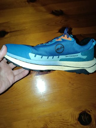 Lote de tres pares de zapatillas 2trail y 1running