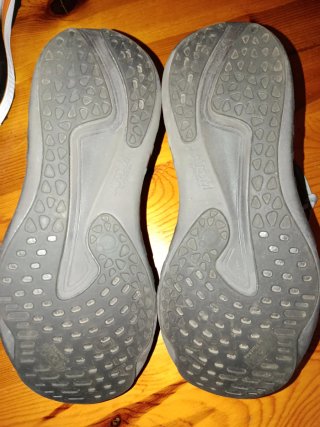 Lote de tres pares de zapatillas 2trail y 1running