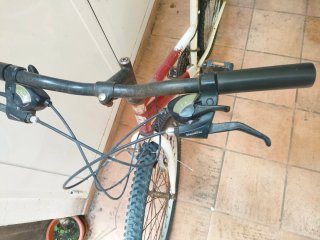 Bicicleta roja y blanca