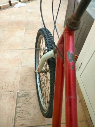 Bicicleta roja y blanca