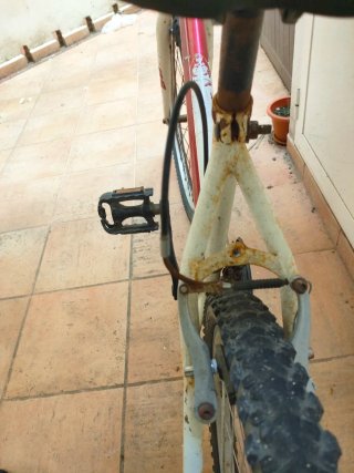 Bicicleta roja y blanca