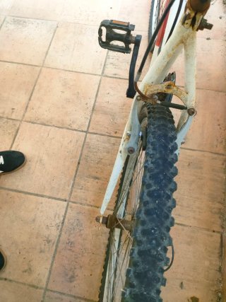 Bicicleta roja y blanca