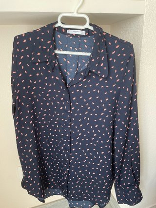 Camisa Mango azul con estampado rosa