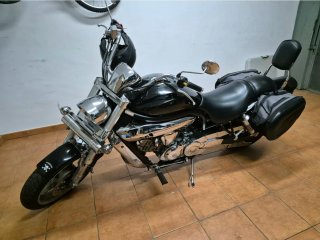 Moto custom 650cc.