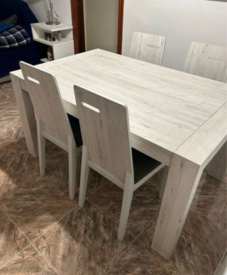 Mesa comedor y 4 sillas madera clara
