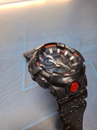 Reloj Casio G-Shock GA-700-1A Negro/Rojo