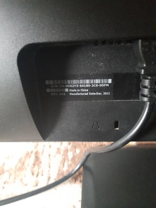 Monitor Dell y Teclado Negro