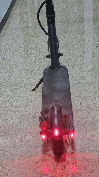 Patinete eléctrico negro