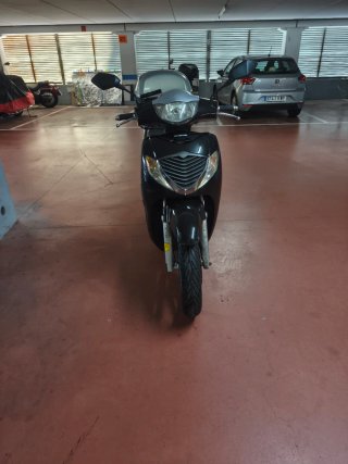 Honda SH 125i Scooter Negra y Gris