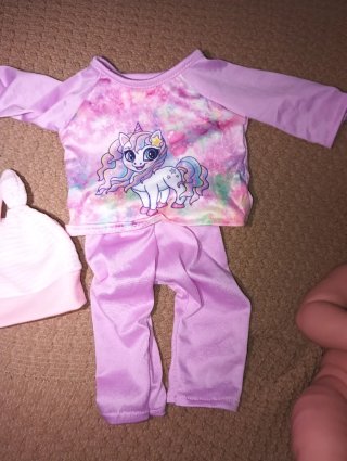 Muñeca bebé con pijama de unicornio
