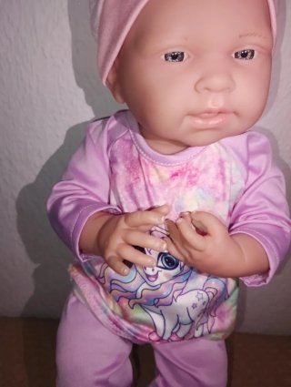 Muñeca bebé con pijama de unicornio