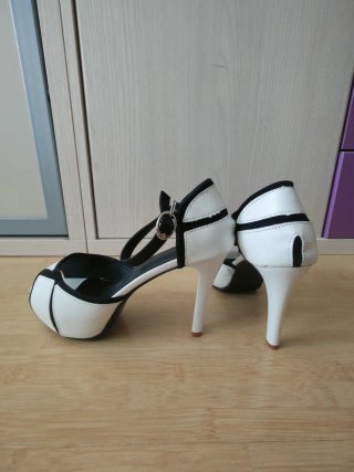 Tacones negros y blancos talla 40
