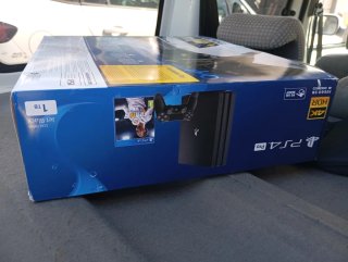 Scatola Vuota PS4 Pro 1TB FIFA 18
