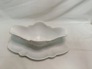 Salsera con plato de porcelana