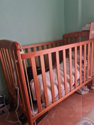 Cuna de madera para bebé