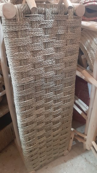 Banco de mimbre y madera