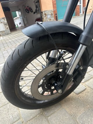 Moto Seventy Five 125cc Negra y Blanca