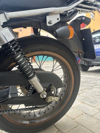 Moto Seventy Five 125cc Negra y Blanca