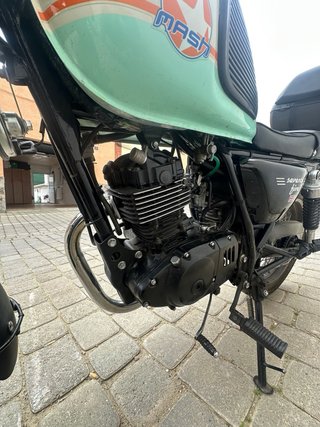 Moto Seventy Five 125cc Negra y Blanca