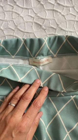 Falda verde con volantes y estampado de rombos